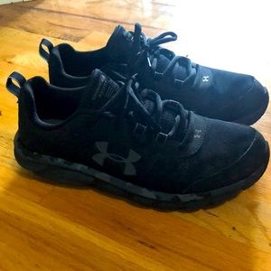 Men’s size 10 black Under Armour sneakers